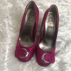 2 Lips too hot pink front belt block heel 7M
